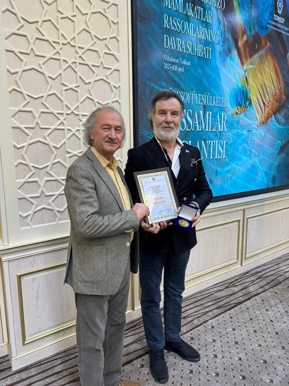 Azərbaycanın Xalq rəssamı Özbəkistanda qızıl medalla təltif olundu - FOTOLAR