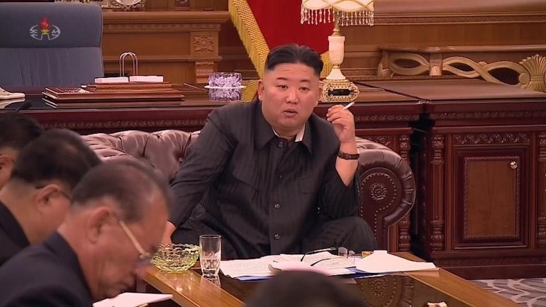 Kim Çen In bütün gün şirniyyat yeyir, çox siqaret çəkir və yatmır