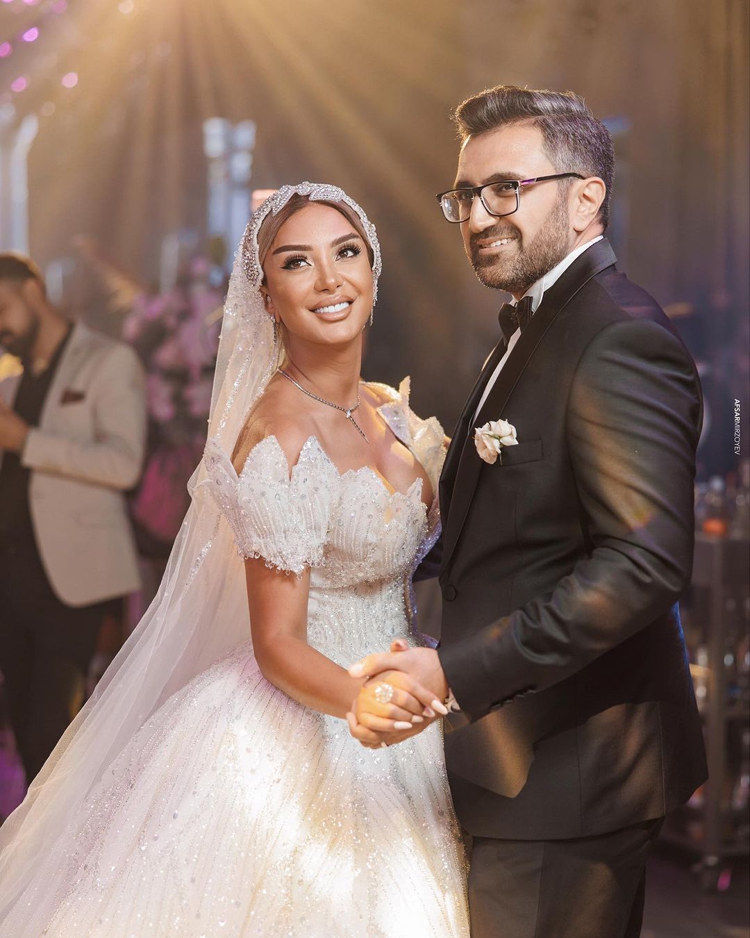 Dəbdəbəli gəlinlik donuna 45 min manat xərcləyən məşhur aparıcı ziyarətgahda - FOTOLAR