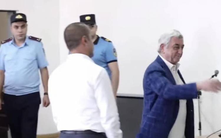 Serj Sarkisyan məhkəmə zalında alqışlarla qarşılandı - FOTO