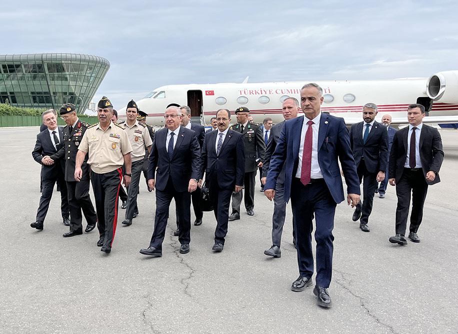 Türkiyənin Müdafiə naziri Bakıya gəldi - FOTO