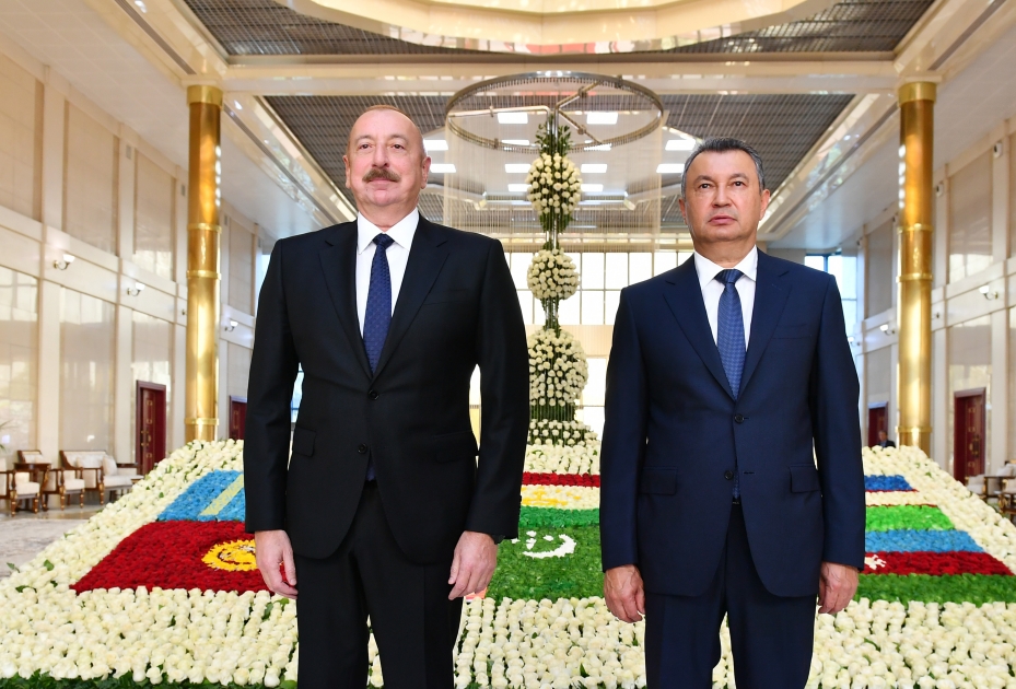 Prezident Tacikistana getdi - FOTO
