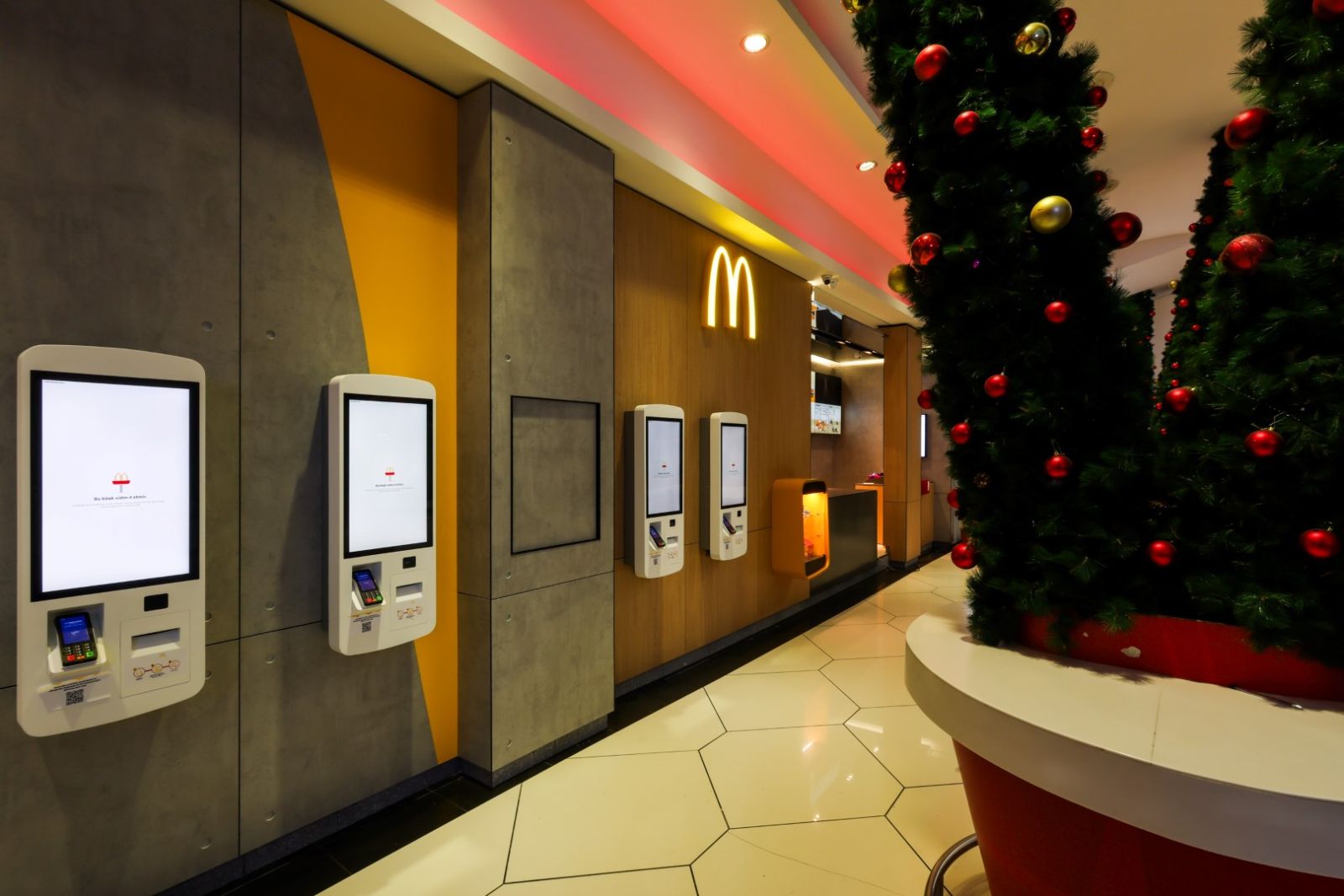 "Metropark"da yeni "McDonald's" restoranı açıldı - FOTO