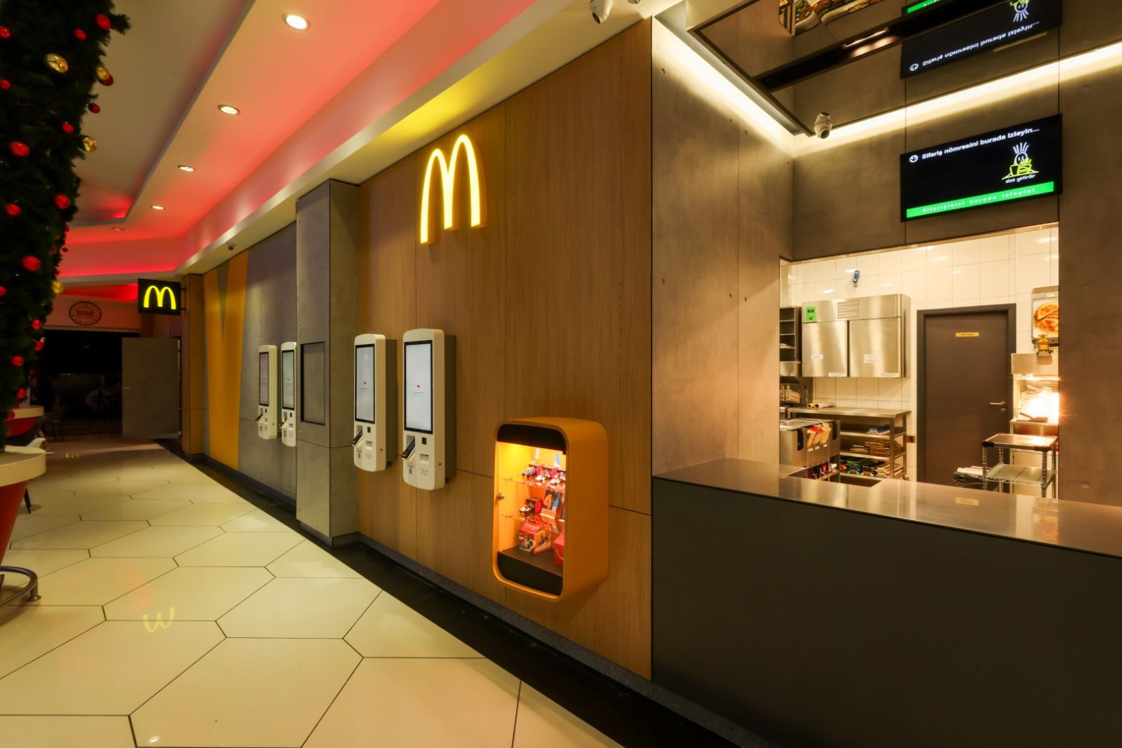 "Metropark"da yeni "McDonald's" restoranı açıldı - FOTO