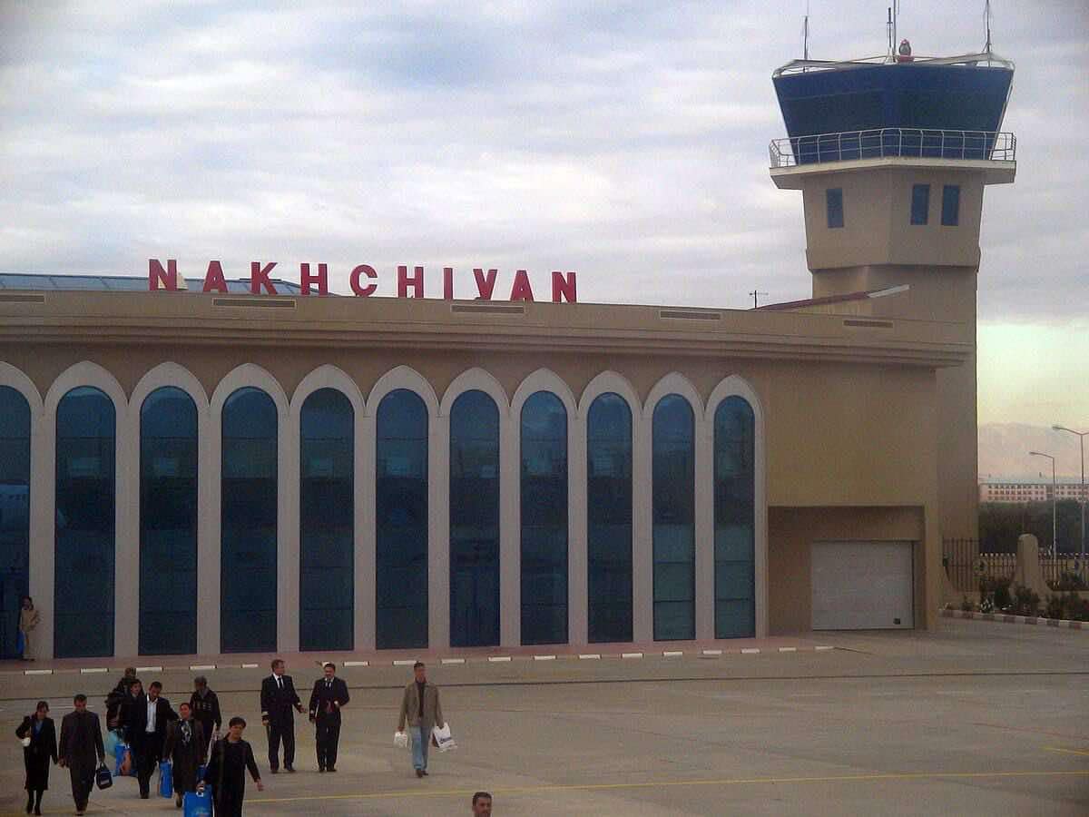 Naxçıvan Hava Limanında adi bir gün: Bilet növbəsi... - Emin Əfəndinin qələmindən
