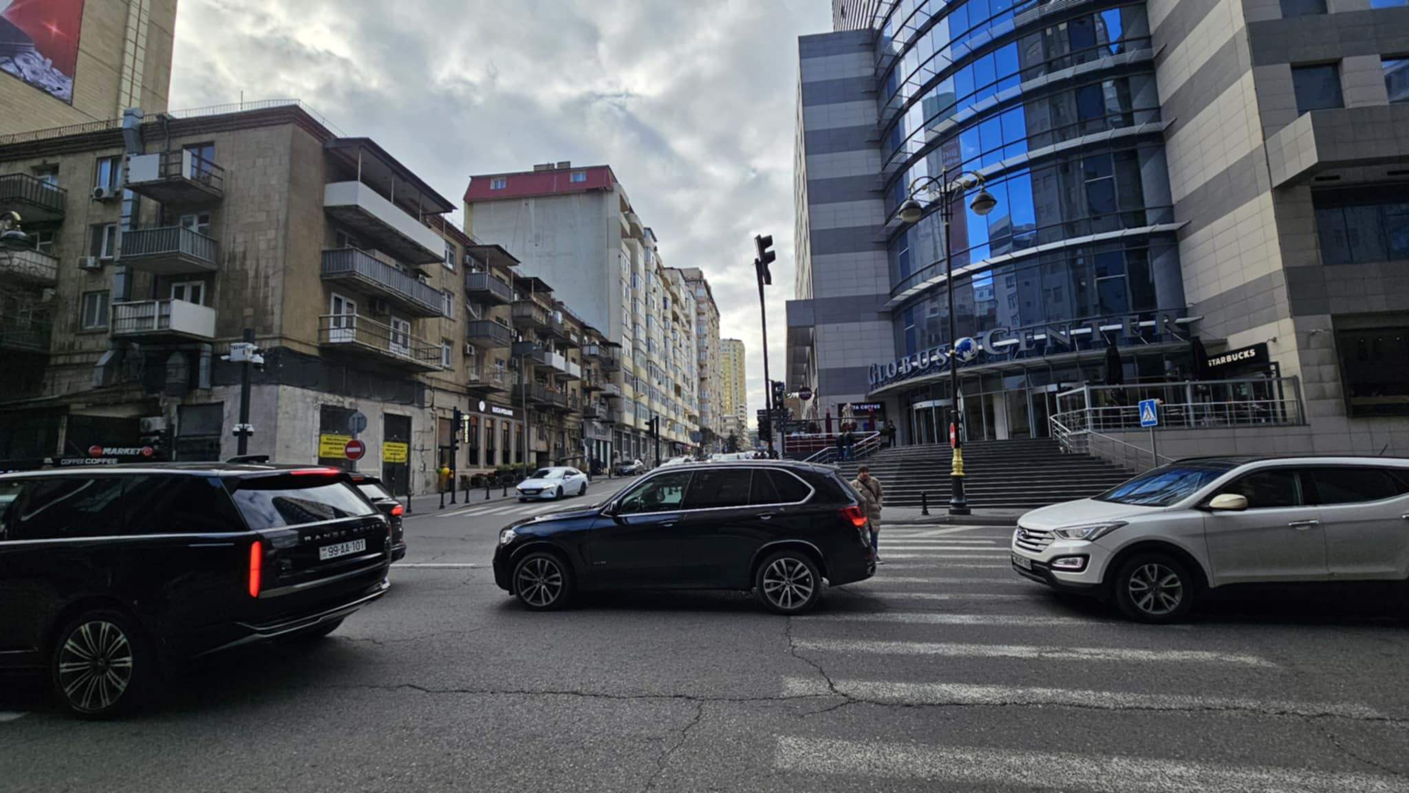 Bakının mərkəzi küçəsində işıqforlar İŞLƏMİR - Sürücü və piyadalar çətin durumda... + FOTOLAR