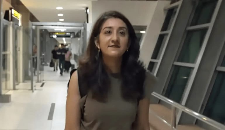 Kirayədən ucuz başa gəlir: Qadın hər gün işə təyyarə ilə uçur