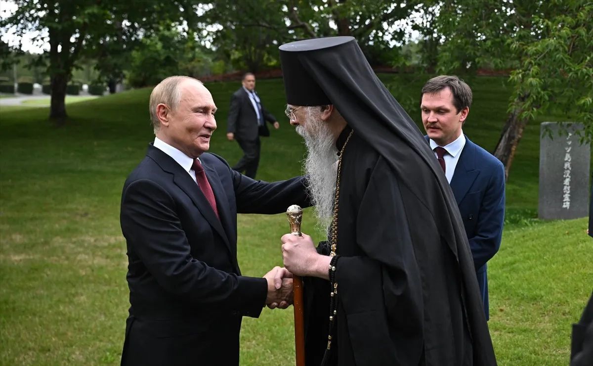 Putin Alyaskada Sovet əsgərlərinin məzarlarını ziyarət etdi - FOTO