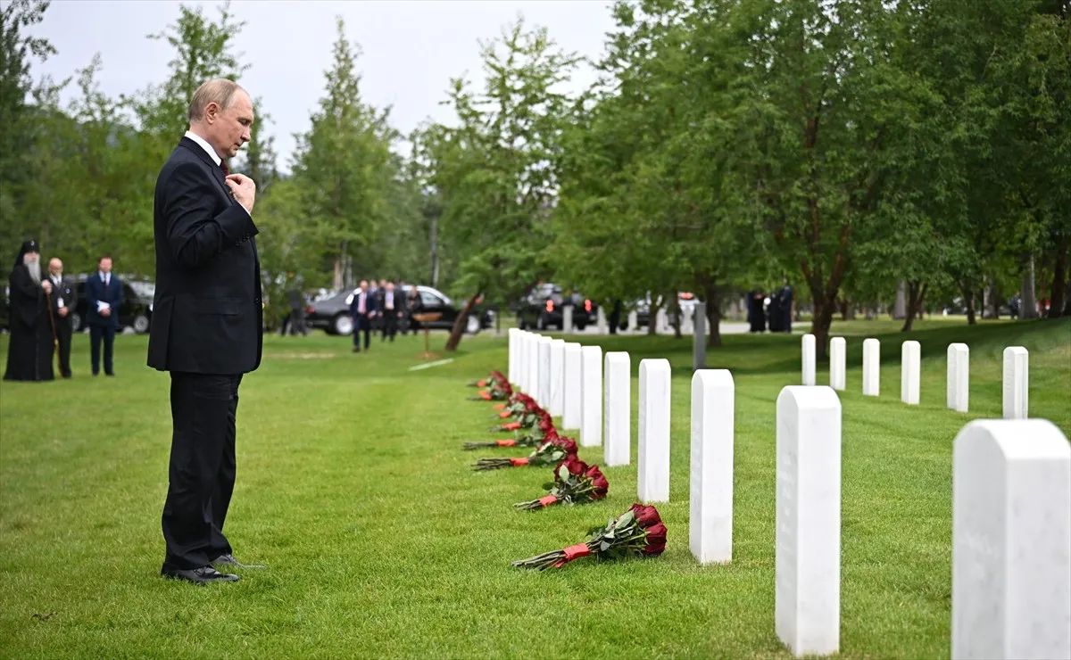Putin Alyaskada Sovet əsgərlərinin məzarlarını ziyarət etdi - FOTO