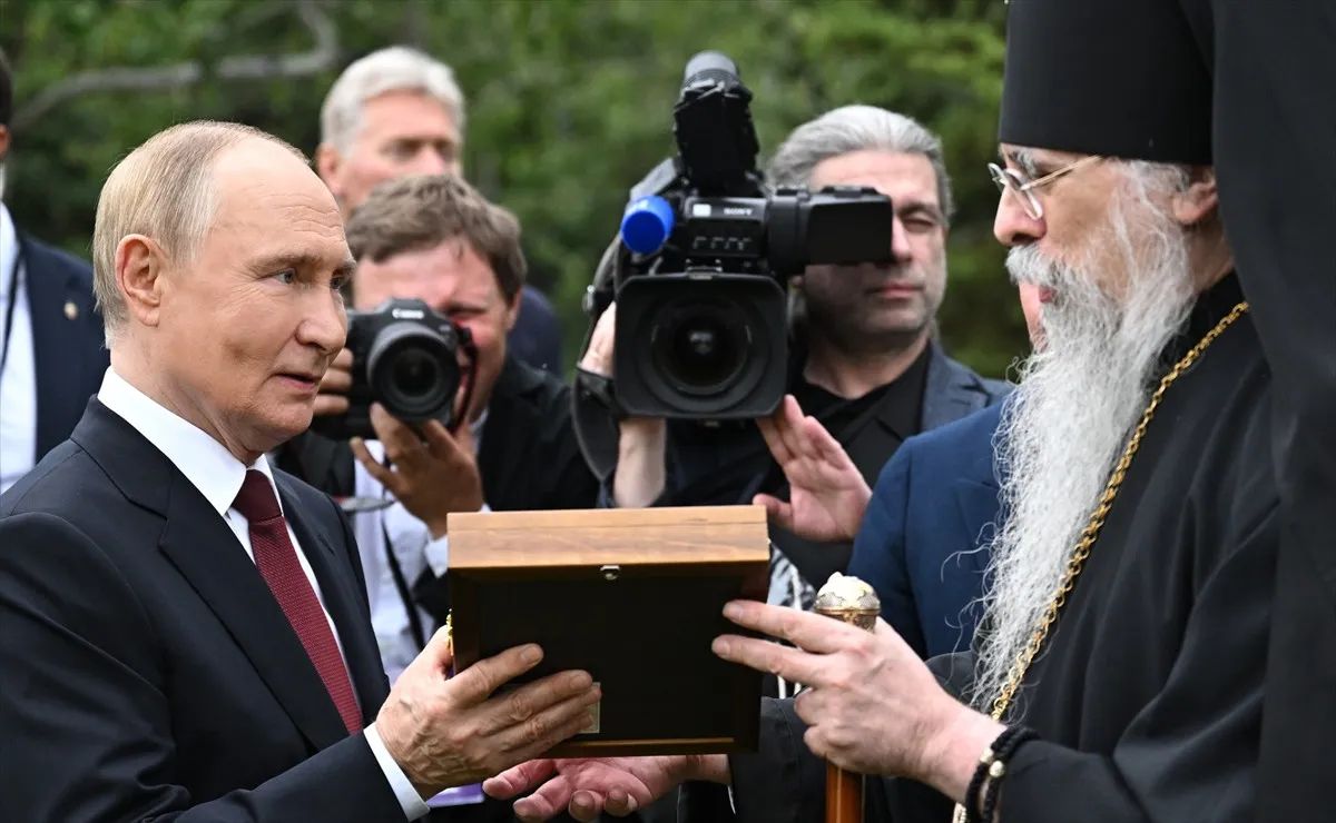 Putin Alyaskada Sovet əsgərlərinin məzarlarını ziyarət etdi - FOTO