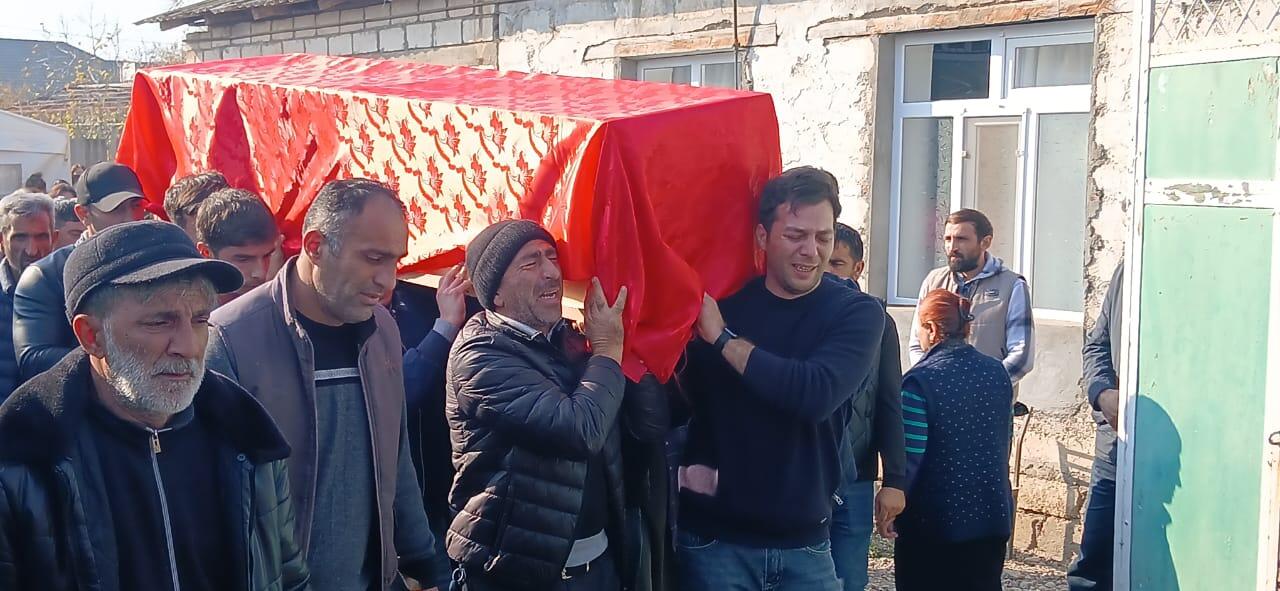 Faciəli şəkildə ölən ofisiantın cənazəsini "bəy maşını"nda daşıdılar - FOTO