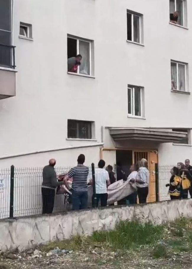 Türkiyədə ata 3 yaşlı qızını girov götürdü – FOTO