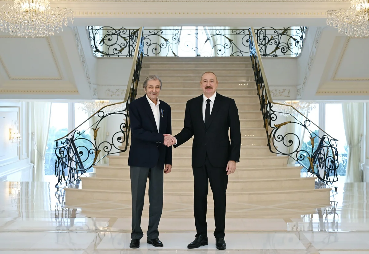 Prezident İlham Əliyev Fərhad Xəlilova “İstiqlal” ordenini təqdim edib — foto 1