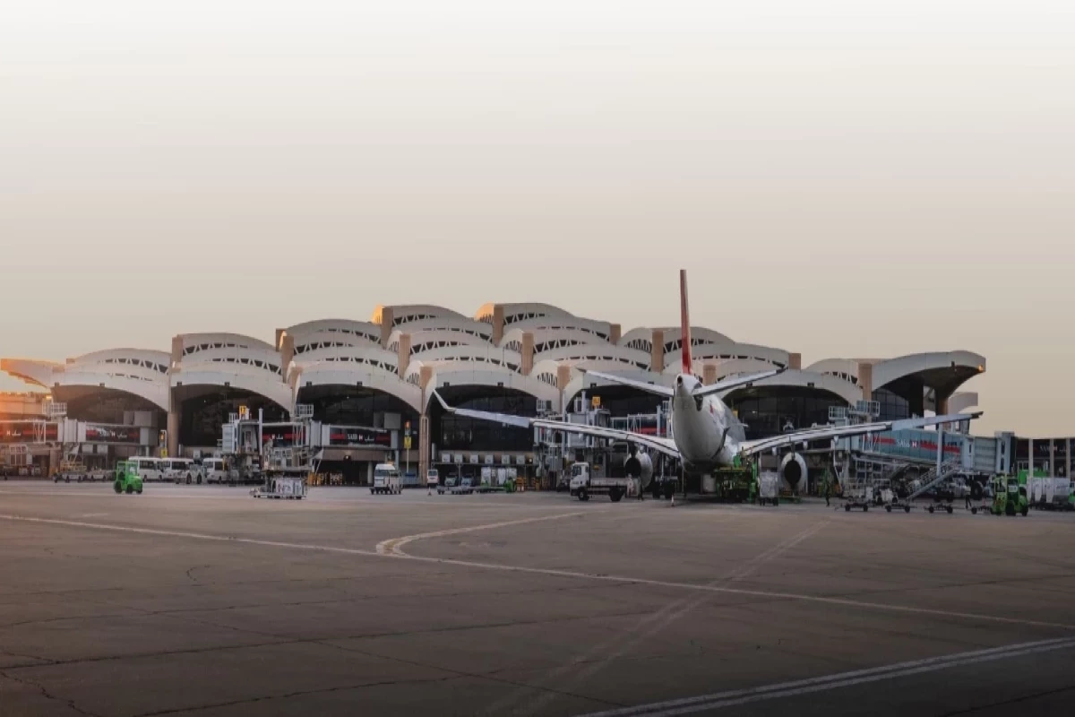 Husilər yenidən Ər-Riyad aeroportuna hücum edib xəbəri üçün şəkil