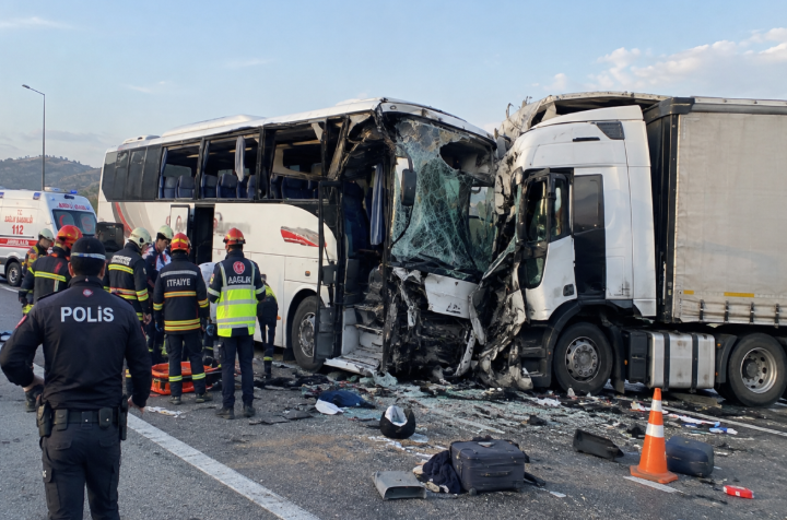 Türkiyədə dəhşətli qəza: azı 11 nəfər ölüb, 27-si yaralanıb xəbəri üçün şəkil